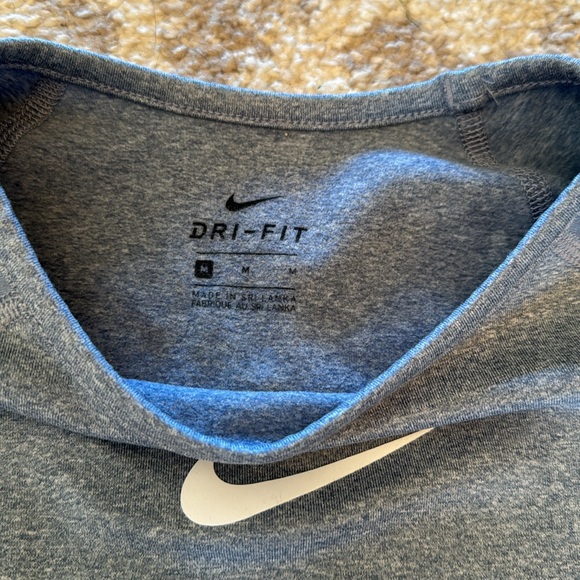 EUC Nike dri fit long-sleeve top Medium - Picture 2 of 3